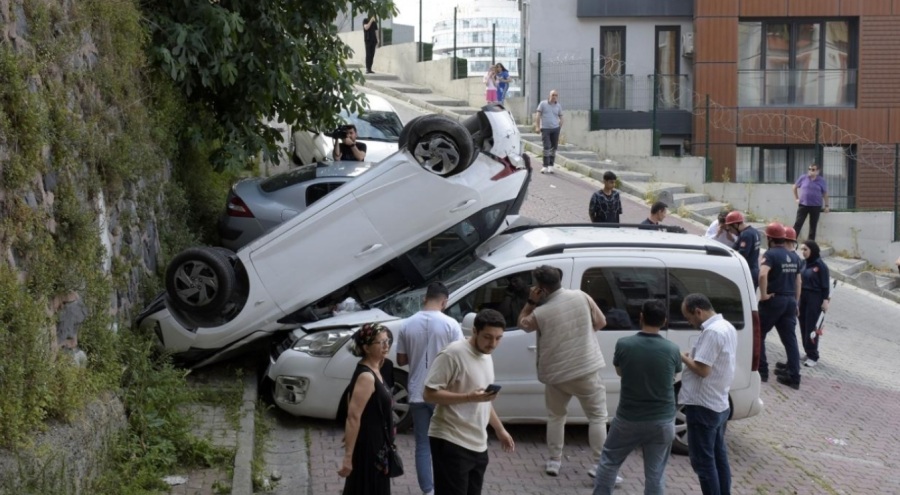 Vitesi karıştırdı, otomobiliyle 8 metre aşağı uçtu