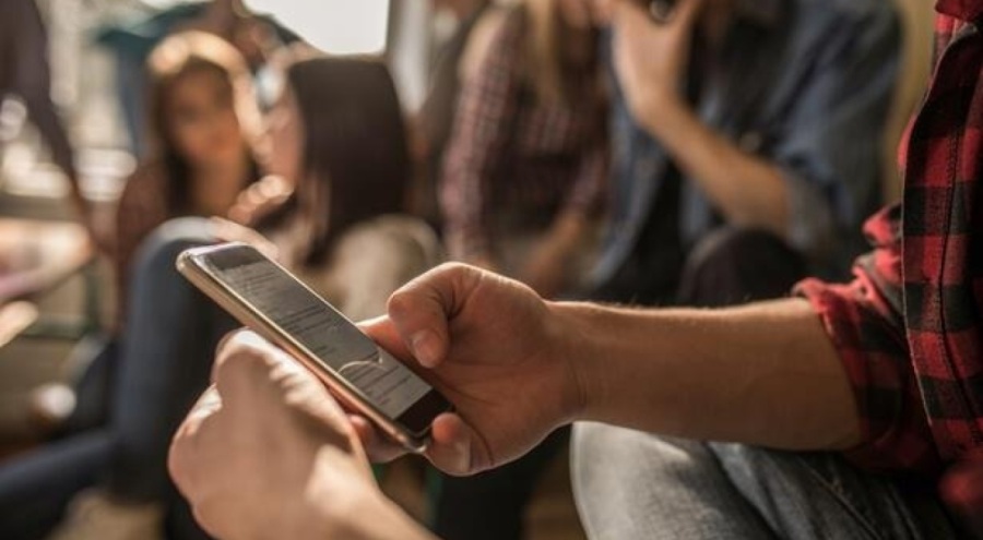 Gençlere vergisiz cep telefonu ve bedava internet vaatleri yolda