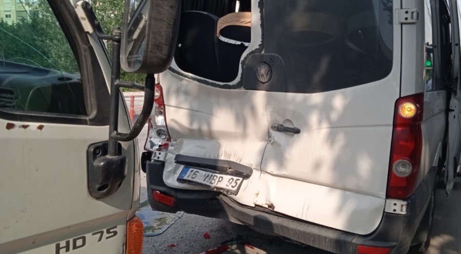 Bursa'da yolcu indiren servise kamyonet çarptı: Yaralılar var