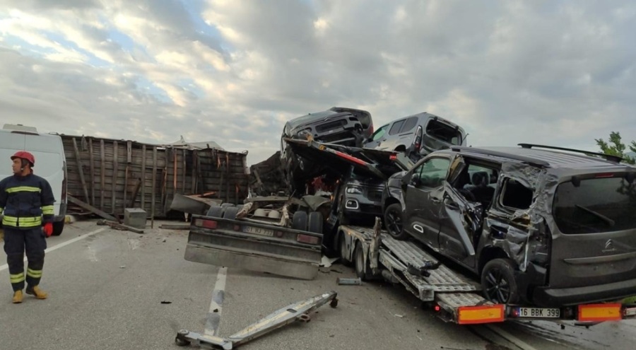 Afyonkarahisar-Konya yolunda ticari araç yüklü tır devrildi