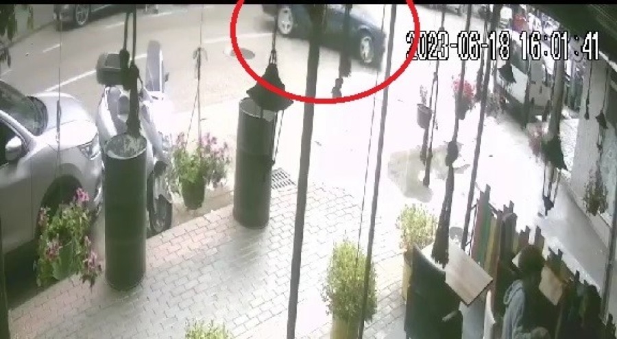 Bursa'da alkollü sürücü park halindeki 3 araca çarptı