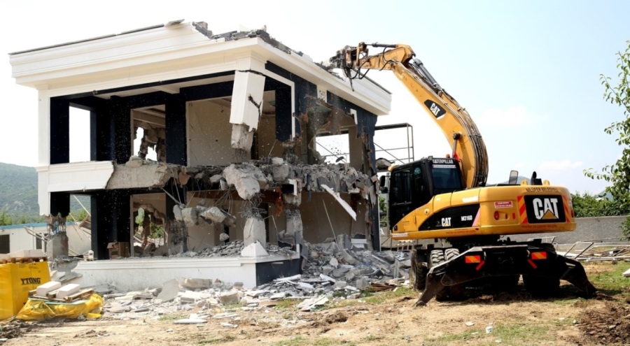 Bursa'da tarım arazisine yapılan kaçak lüks yapı yıkıldı