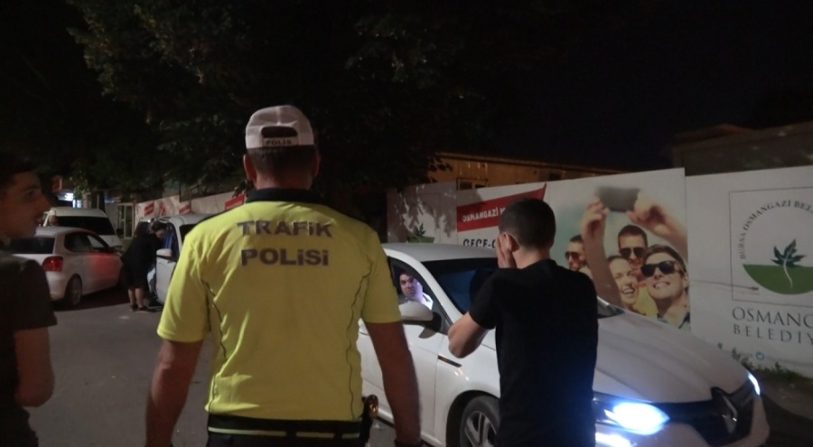 Bursa'da kural tanımayan sürücü polisle ceza pazarlığı yaptı