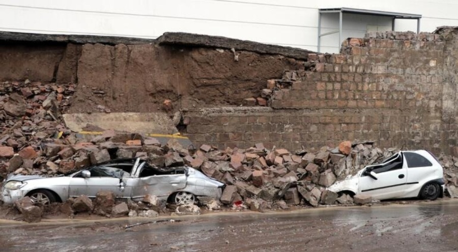 Sağanak yağışta istinat duvarı 3 aracın üstüne düştü