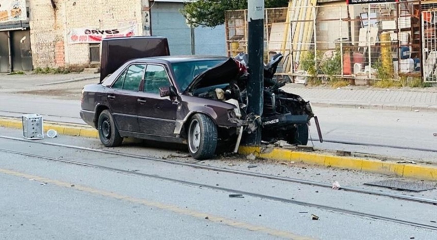 Eskişehir'de otomobil tramvay durağına çaptı! 2 yaralı