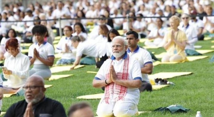 Hindistan Başbakanı, New York'ta binlerce kişiyle yoga yaptı