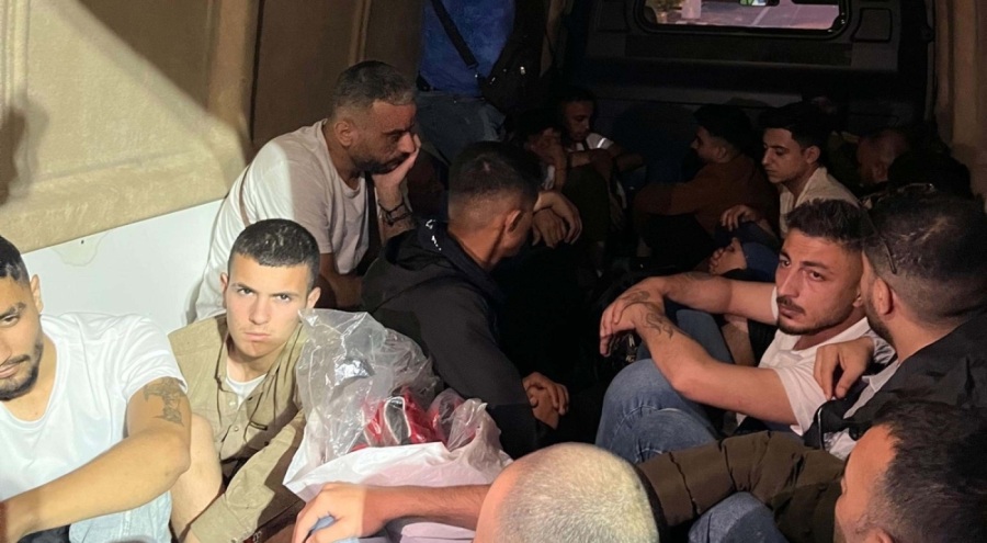 Durdurulan kamyonette 21 kaçak göçmen yakalandı