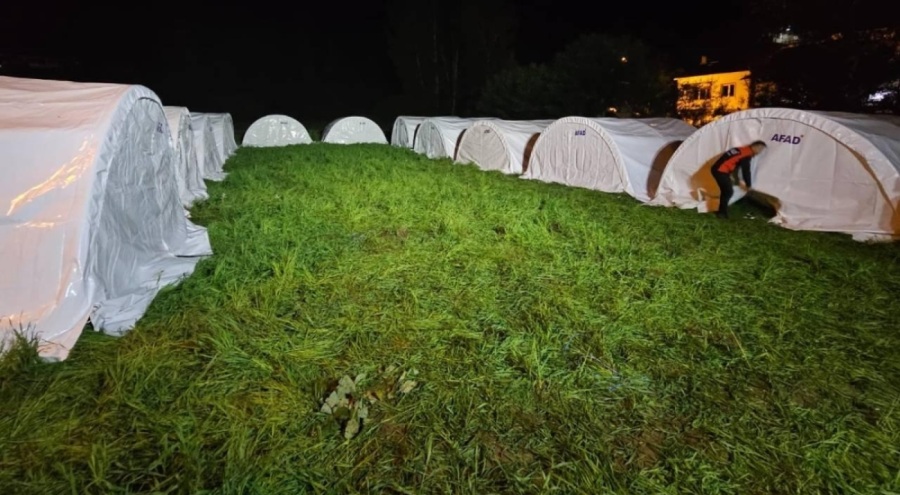 Erzurum'da evsiz kalan vatandaşlar için çadır kuruldu