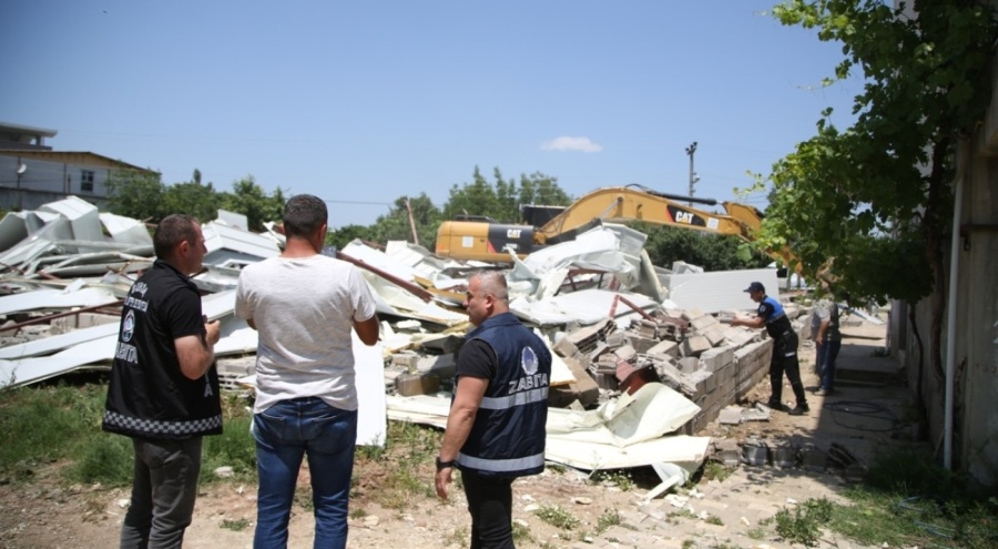 Bursa Nilüfer'de 3 kaçak bina yıkıldı