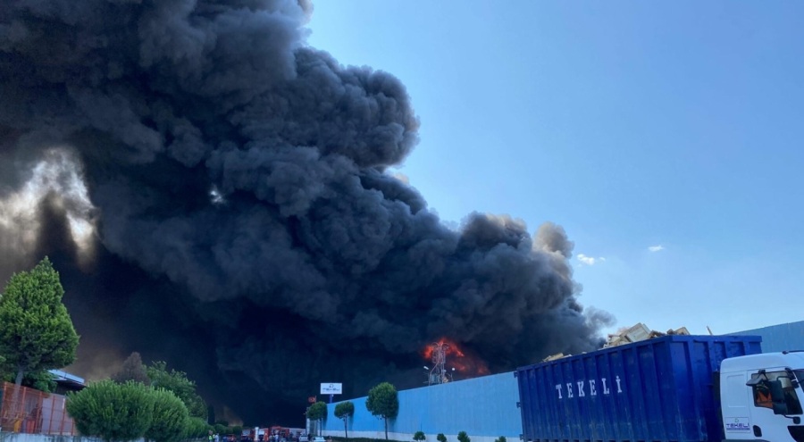 Manisa'da geri dönüşüm tesisinde yangın!