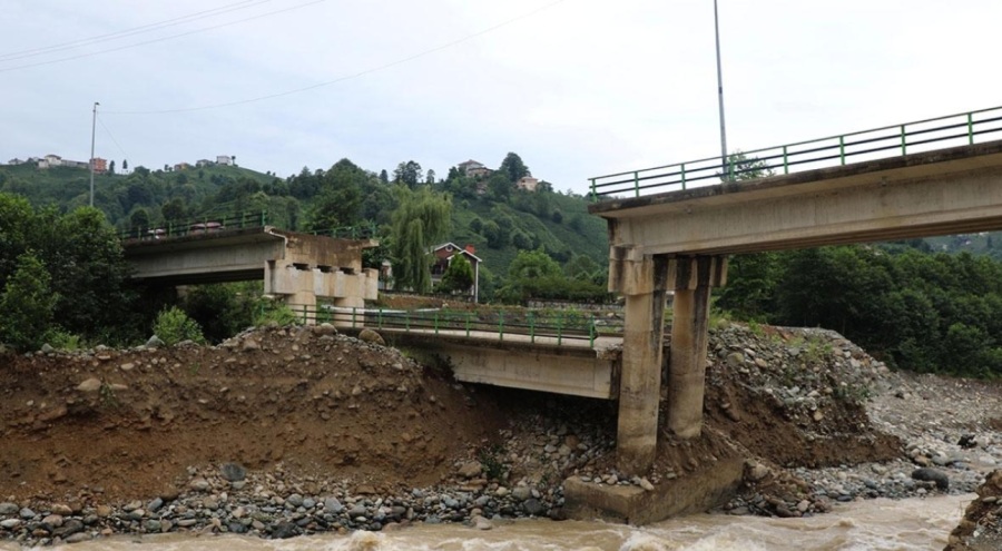 Rize'de köprü çöktü