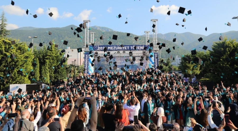 Bursa Teknik Üniversitesi, 2023 mezunlarını uğurladı