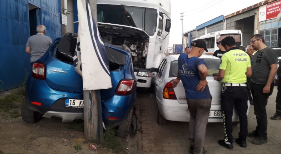 Bursa'da sürücüsüz tırın altında kalmaktan kıl payı kurtuldular!
