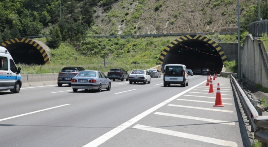 Otoyollarda bayram tatili yoğunluğu başladı