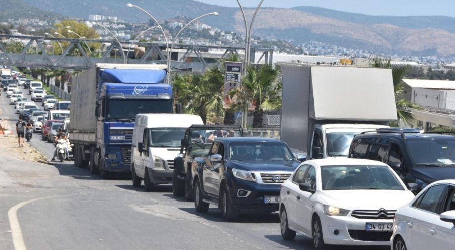 Bodrum dolup taştı! 1 günde 25 bin araç giriş yaptı