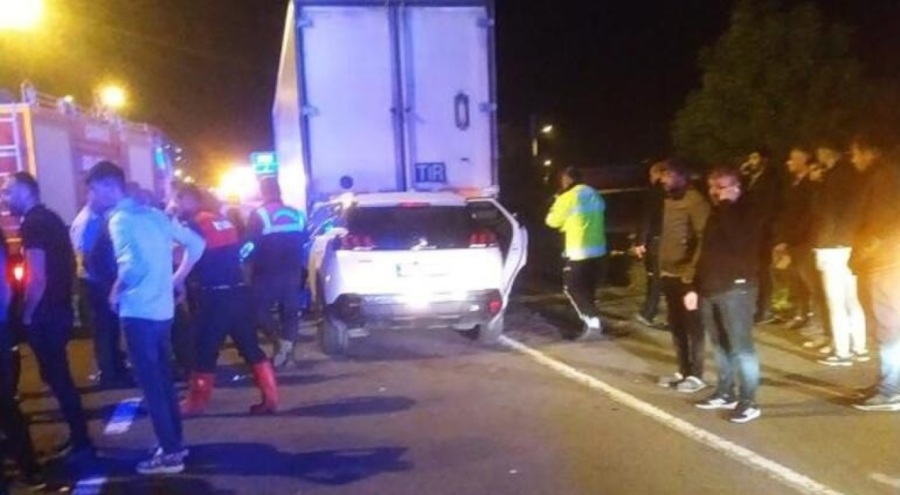 Çankırı'da otomobil tıra çarptı! 3 ölü