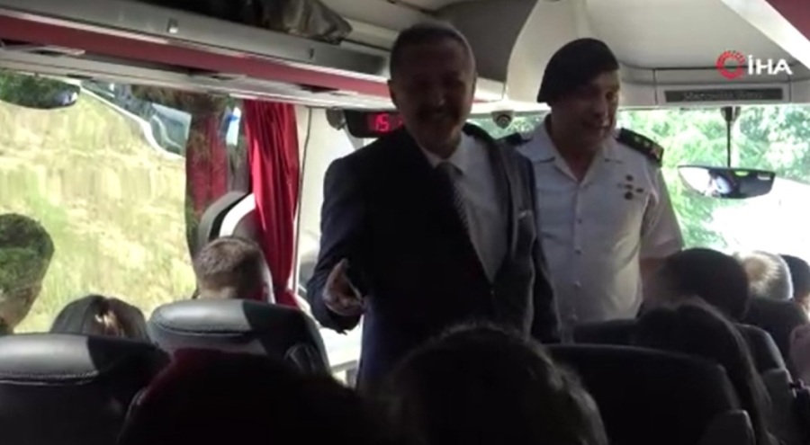 Bursa'da bayram tatiline çıkan vatandaşları İl Jandarma Komutanı ve İl Emniyet Müdürü uğurladı