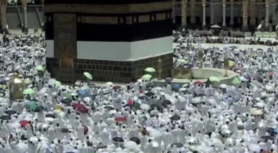 Mekke'deki hacı adayları son cuma namazını Kabe'de kıldı