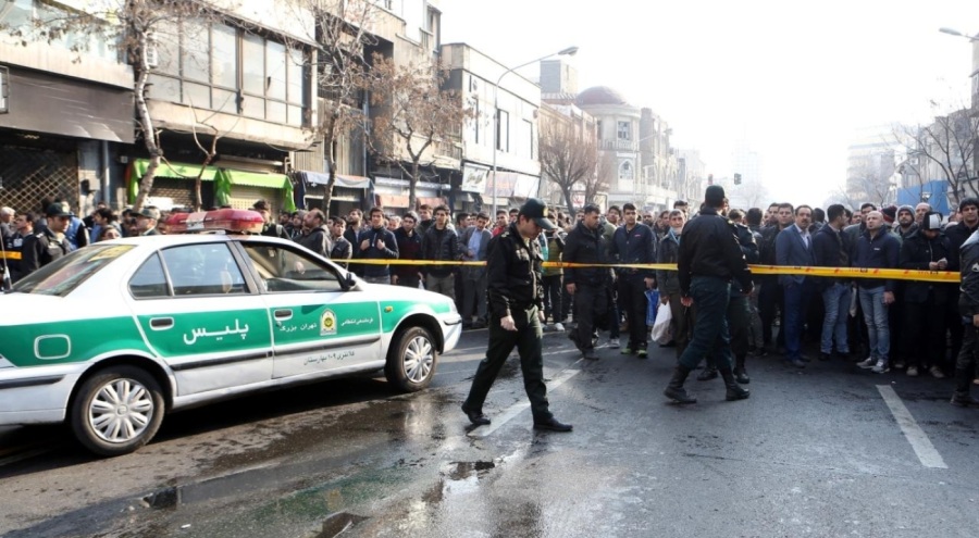 Tahran'da 3 katlı bina çöktü