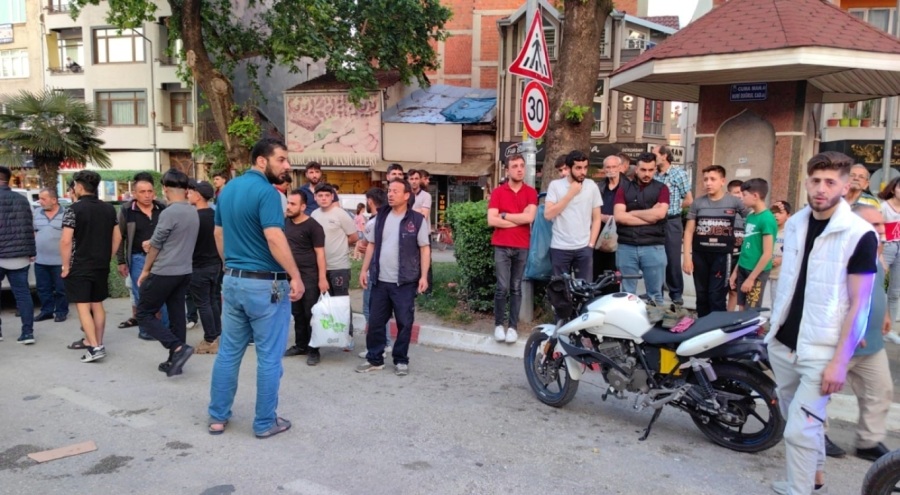 Bursa'da otomobil ile çarpışan motosikletteki 2 kişi yaralandı