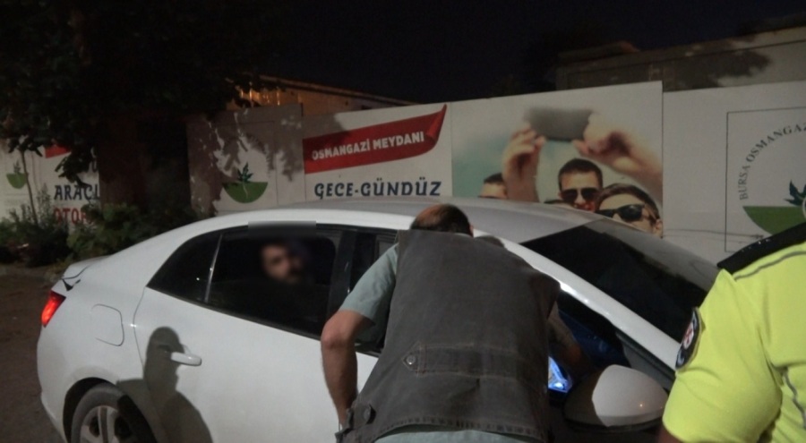 Bursa'da çalıntı araba ile gezerken polisten kaçamadı!