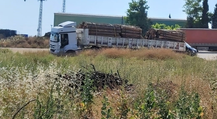 Bursa'da freni boşalan tır lastiği patlayınca durabildi!