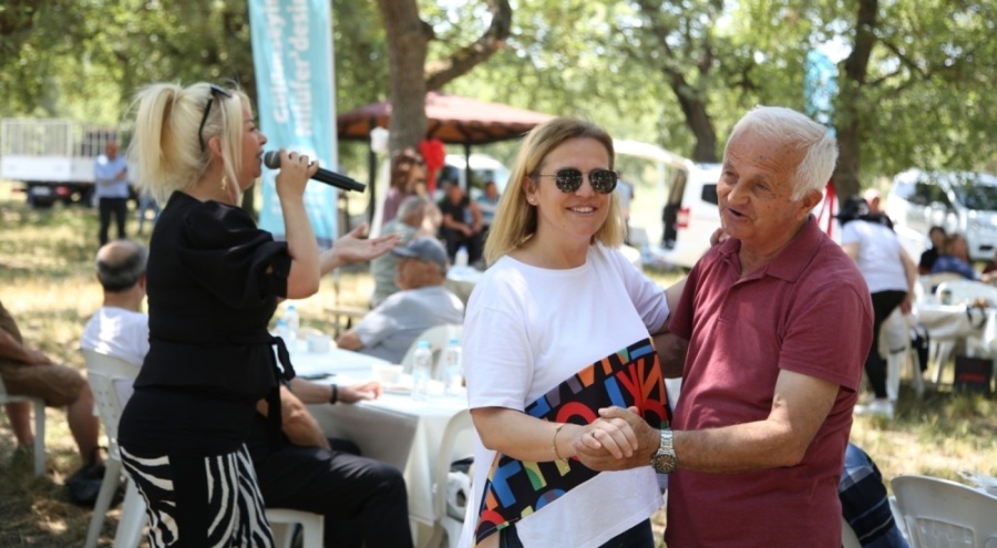 Güle oynaya yaza merhaba
