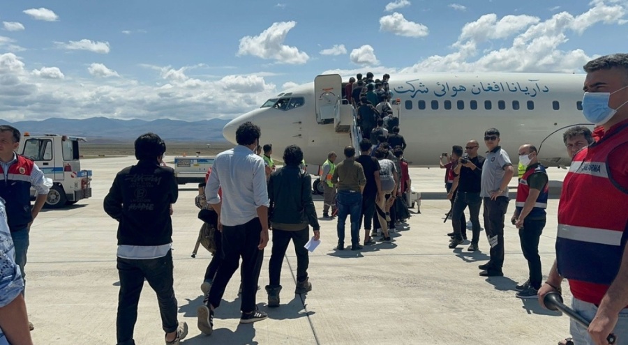 Afganistan uyruklu 296 kaçak göçmen ülkelerine yollandı