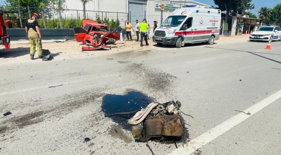 Bursa'da duvara çarpan otomobilin sürücüsü yola fırladı!