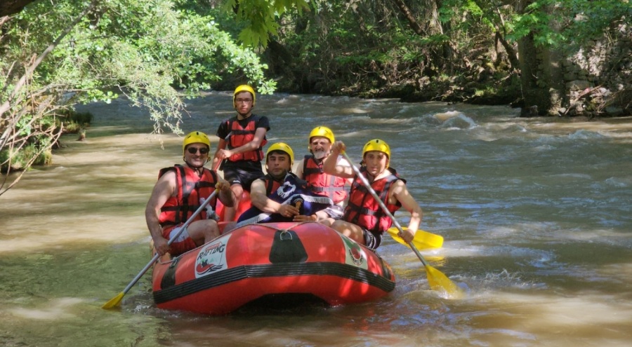 Erzurumlu arkadaş grubu Bursa'da tulum eşliğinde rafting yaptı