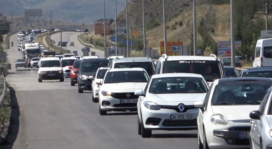 Kilit kavşakta büyük bayram trafiği