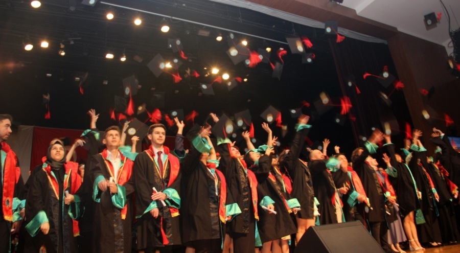 BUÜ Hukuk Fakültesi'nde mezuniyet coşkusu
