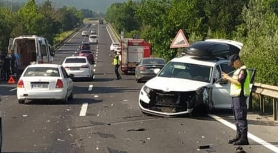 Bursa'da tali yoldan çıkan araca çarparak şarampole uçtu!