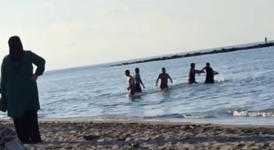 Çevreye rahatsızlık verdiği ileri sürülen kişiye denizde meydan dayağı!