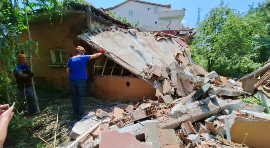 Metruk evde yıkım sırasında sundurma çöktü: 2 ölü