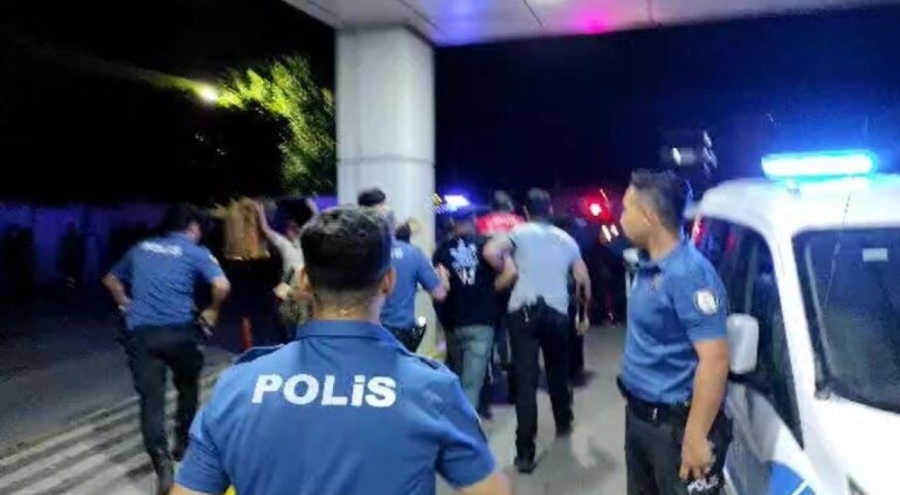 Sokak düğününü durdurmaya giden polise baltalı saldırı