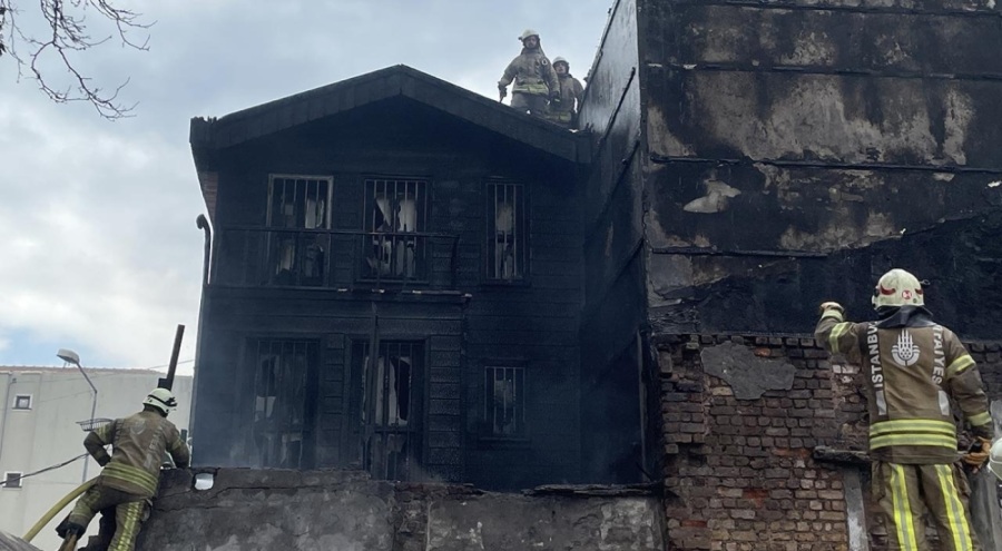 İstanbul'da ahşap binada yangın çıktı!