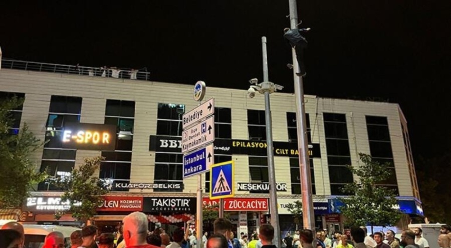 Sakarya'da zabıtadan kaçmak için sokak lambasına tırmandı!