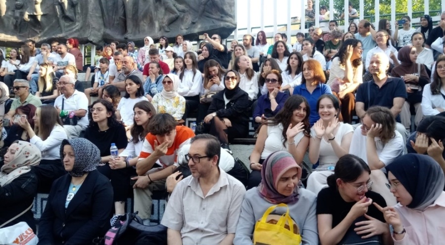 'Adam olacak' çocuklar sahnede