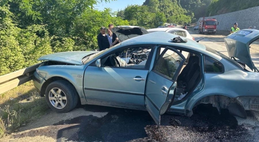 Samsun'da iki otomobil çarpıştı