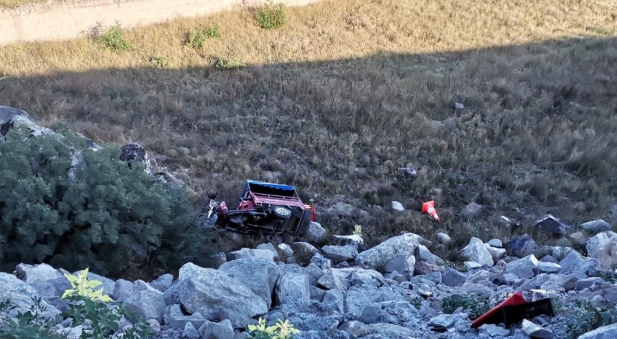 Motosiklet uçurumdan yuvarlandı