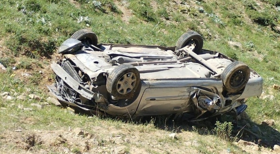 Otomobil uçuruma yuvarlandı