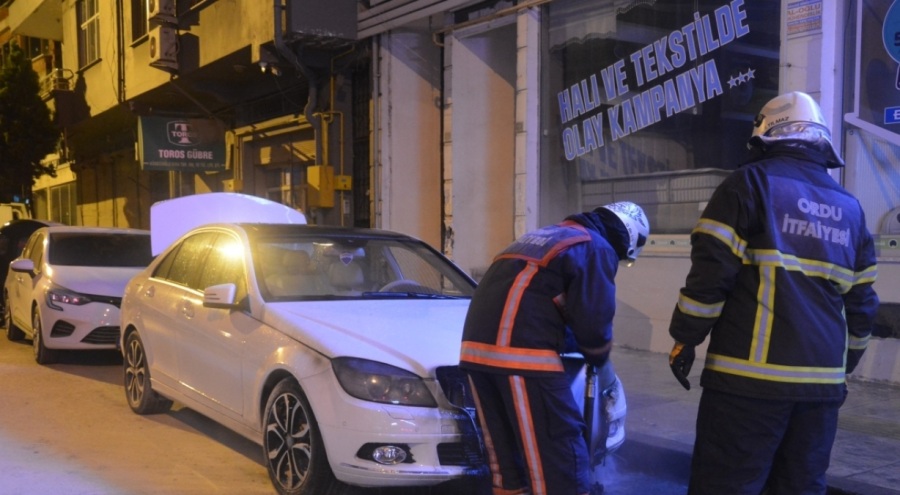 Park halindeki otomobilde yangın çıktı
