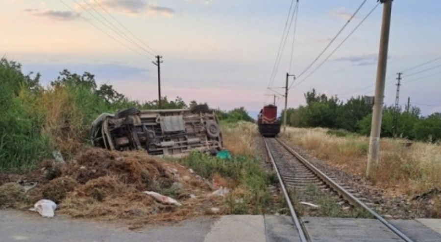 Malatya'da yük treni ile minibüs çarpıştı