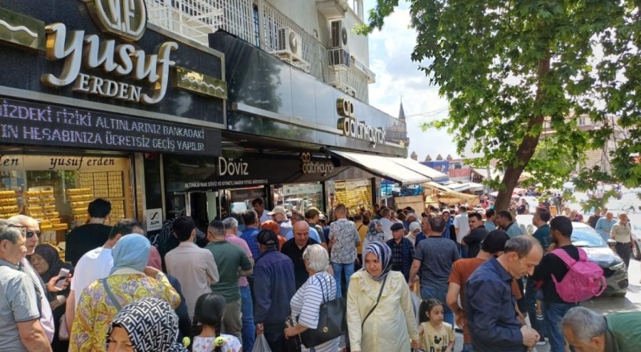 Kurban Bayramı öncesinde döviz büroları önünde yoğunluk