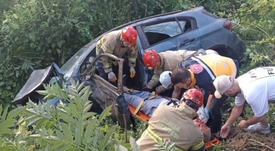 Bursa'da otomobil dere yatağına uçtu! 1 ölü 2 yaralı var