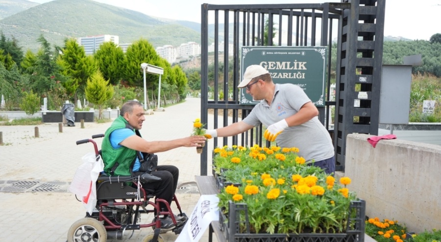 Mezarlıklarda çiçekler Gemlik Belediyesi'nden