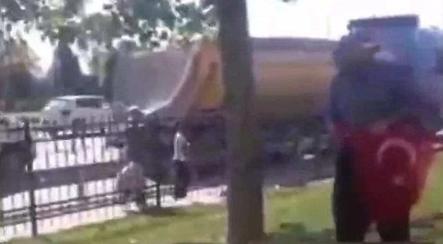 Türk bayrağının üstüne oturan adama bir vatandaş böyle müdahale etti