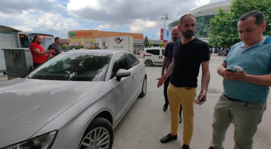 Bursa'da seyir halindeki otomobile yorgun mermi isabet etti