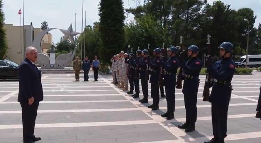 Bakan Güler, Mehmetçik ile bayramlaştı